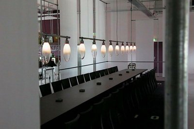 Lampe im Konferenzraum