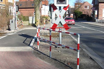 Absperrung an Bahn&uuml;berg&auml;ngen